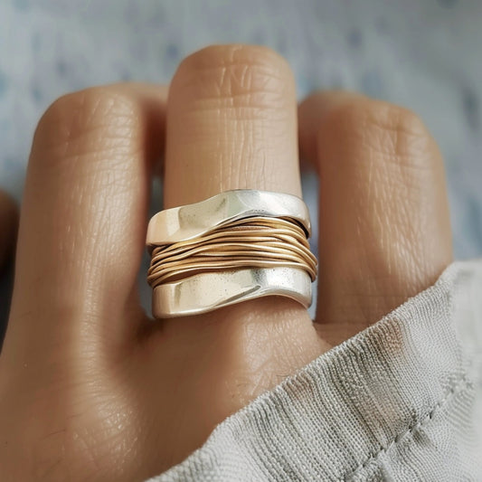 Zilverkleurige Ring met Gouden Draden