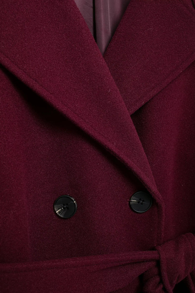 Dames Bordeaux Jas met Dubbele Knopenrij en Ceintuur